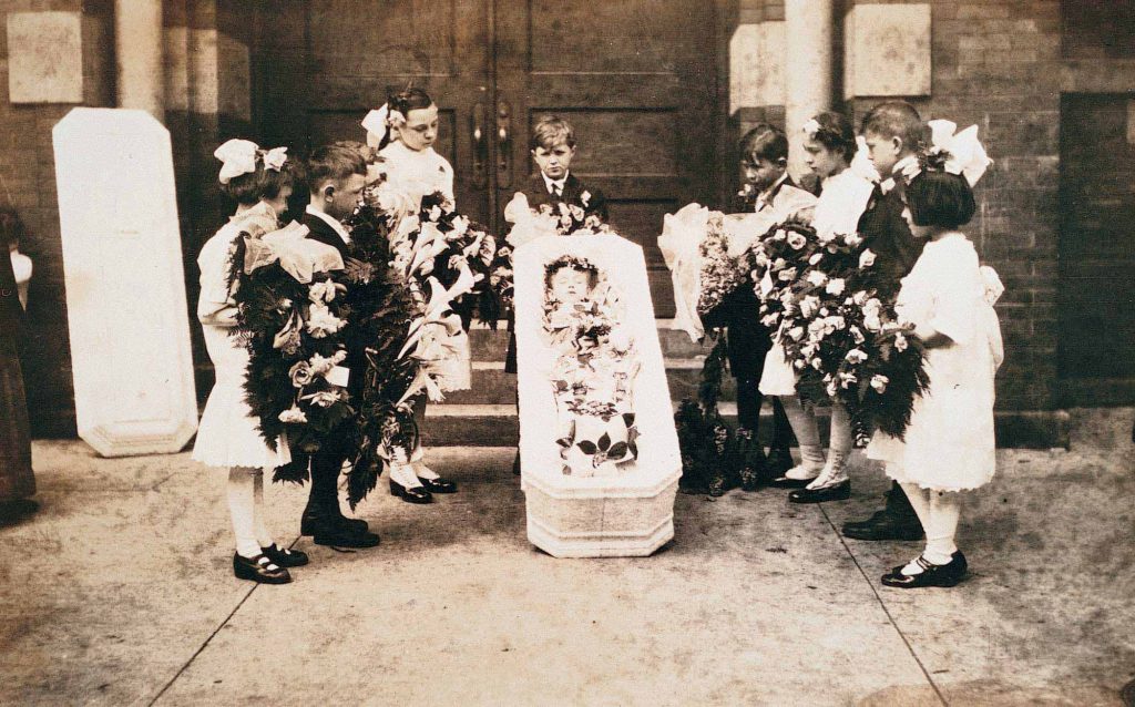 In this portrait, the entire class was involved in mourning their classmate. Circa 1910 from the Burns Archive via History.com